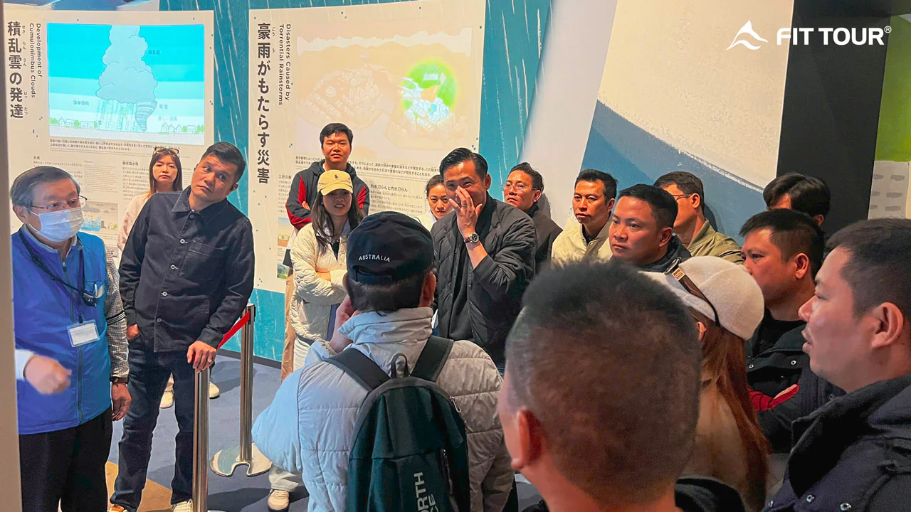Đoàn FIT TOUR đang lắng nghe thuyết minh tại Bảo tàng Động đất Kobe trong hành trình Japan Incentive Tour