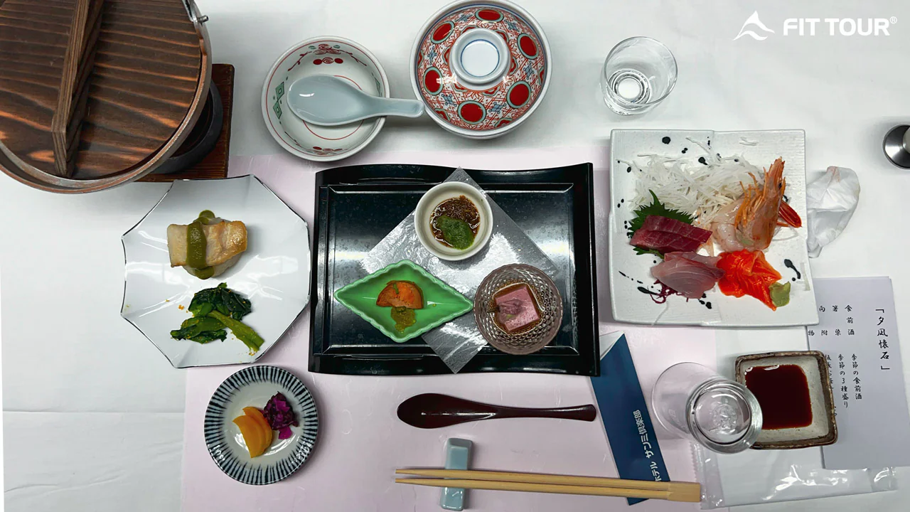 Bàn ăn truyền thống kiểu kaiseki tinh tế trong chuyến Company Trip Nhật Bản của FIT TOUR