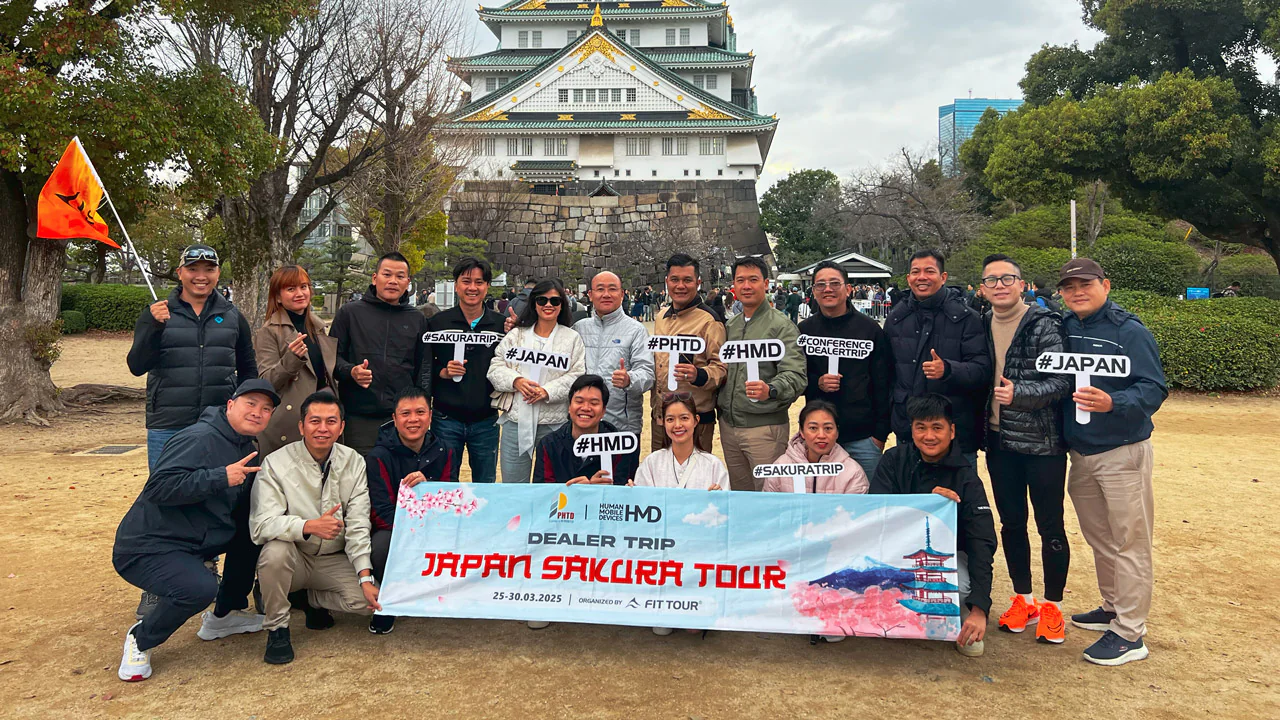 Đoàn khách PHTD – HMD chụp ảnh tập thể tại lâu đài Osaka nổi tiếng trong chuyến Japan Sakura Trip