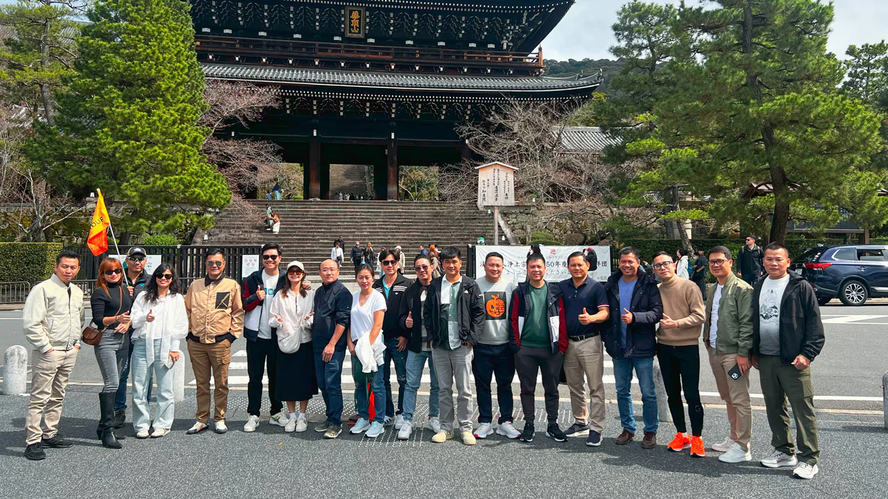 Đoàn Dealer Trip Nhật Bản của FIT TOUR chụp ảnh lưu niệm trước cổng đền Nanzen-ji, Kyoto
