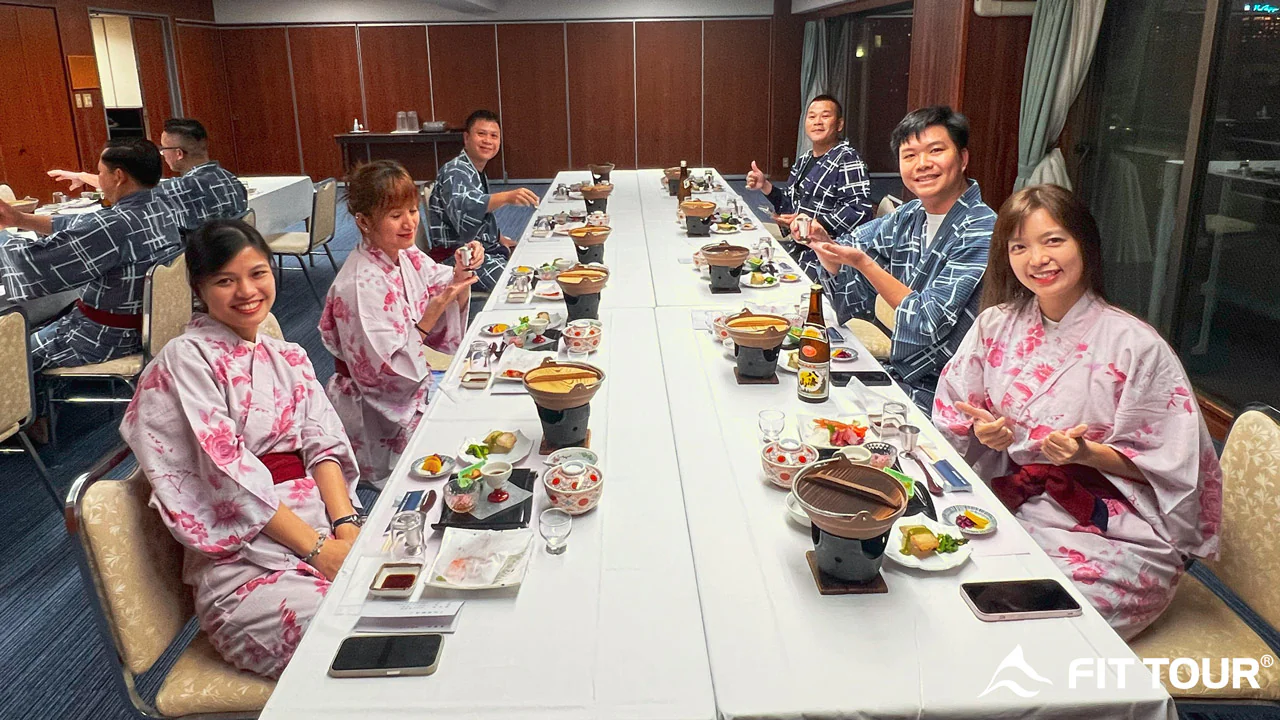 hành viên đoàn PHTD và BMD trong trang phục yukata dùng bữa tối tại khách sạn Nhật Bản