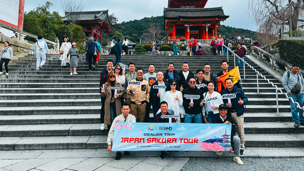 Đoàn PHTD và HMD check-in trước chùa Kiyomizu-dera nổi tiếng ở Kyoto trong hành trình Japan Sakura Trip