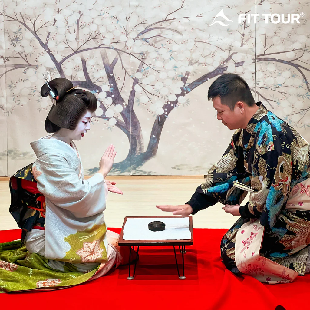 Thành viên đoàn PHTD tham gia trò chơi truyền thống cùng Geisha trong chương trình giao lưu