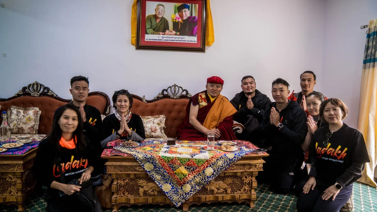 Đoàn khách hành hương Ladakh diện kiến trưởng lão tại Tu viện