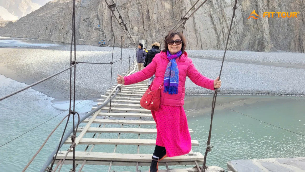 Cầu treo ở Hunza Pakistan với màu nước xanh