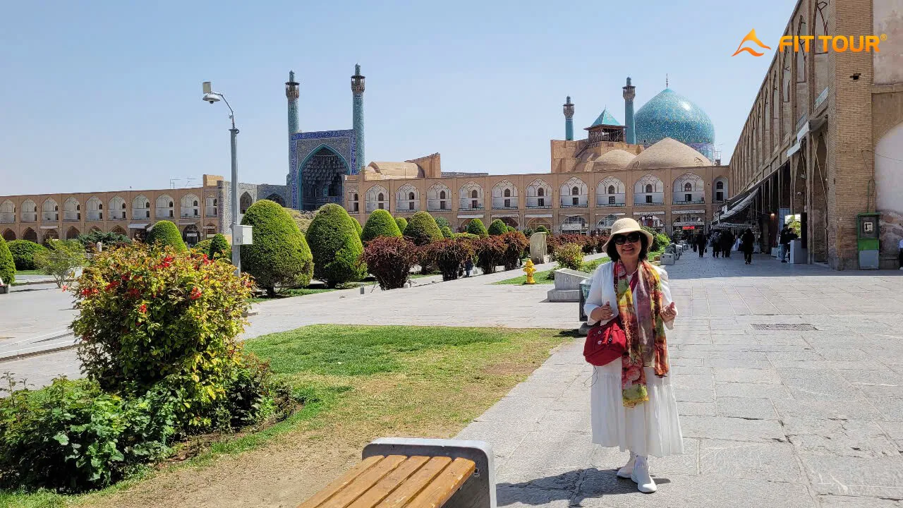 Cô Hằng tham quan quảng trường và thánh đường Shah ở Iran