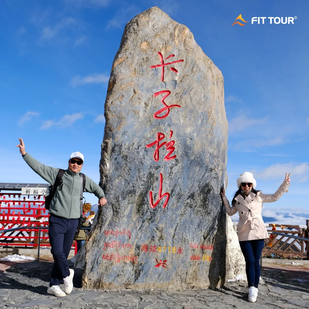 Đoàn khách FIT Tour tại Đèo Kazila 4718m