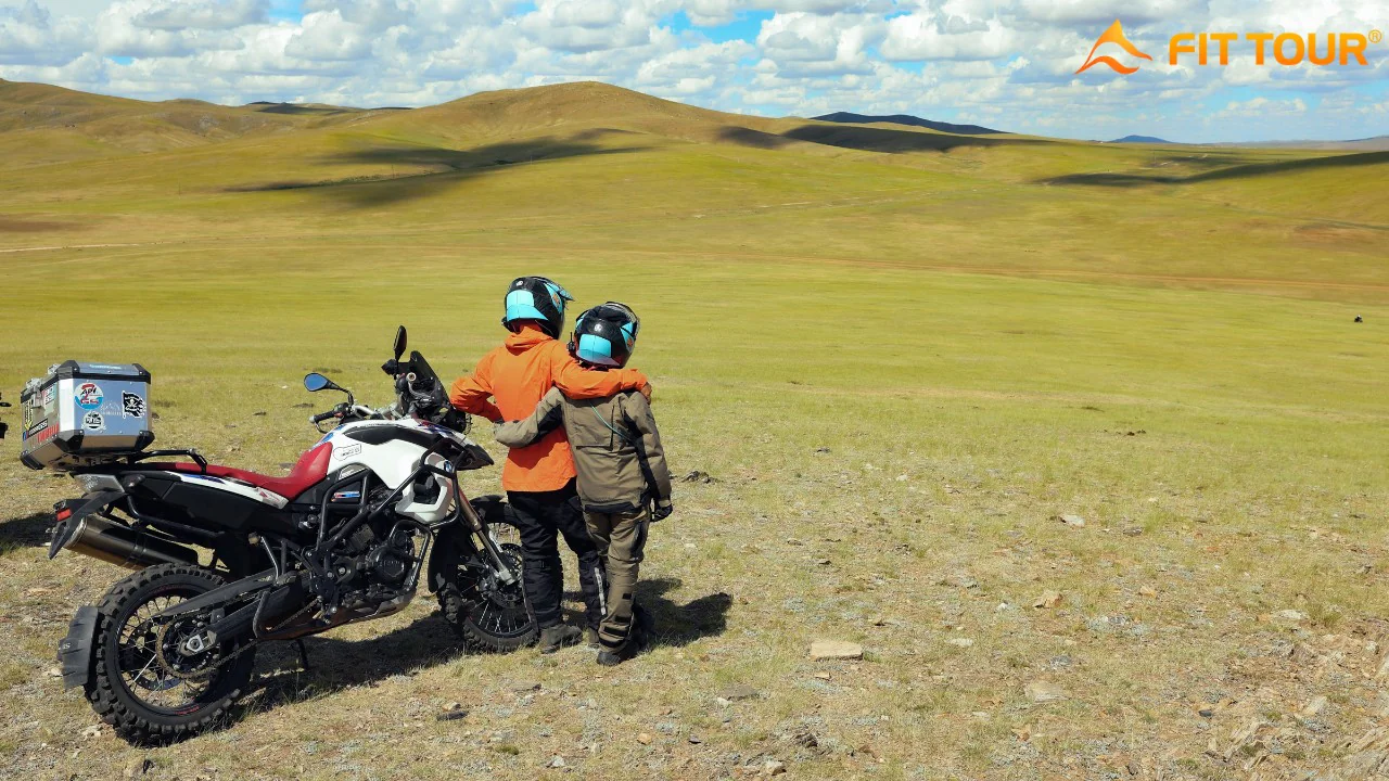 Cặp đôi bên chiến mã BMW GS ngắm hoàng hôn buông