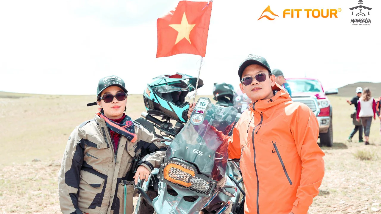 Cặp đôi biker giương cao quốc kỳ Việt Nam trên thảo nguyên