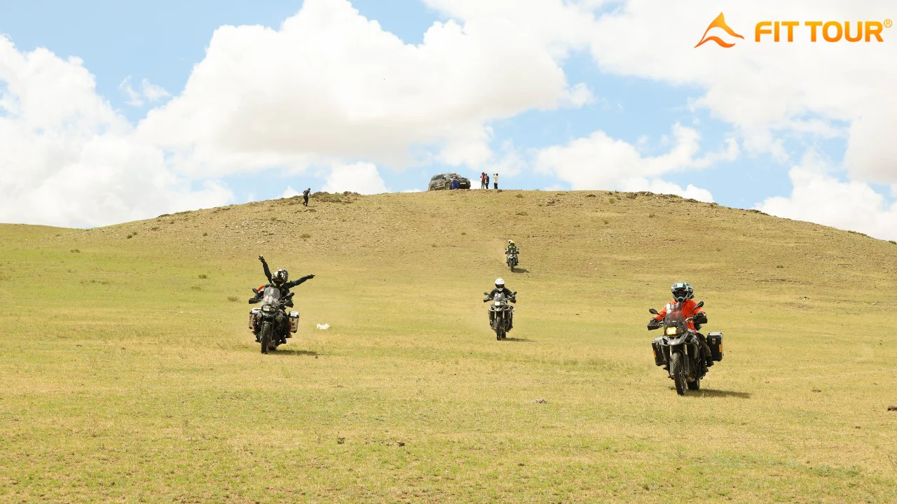 Motor trip Mông Cổ đoàn xe từ đỉnh đồi đổ xuống thảo nguyên