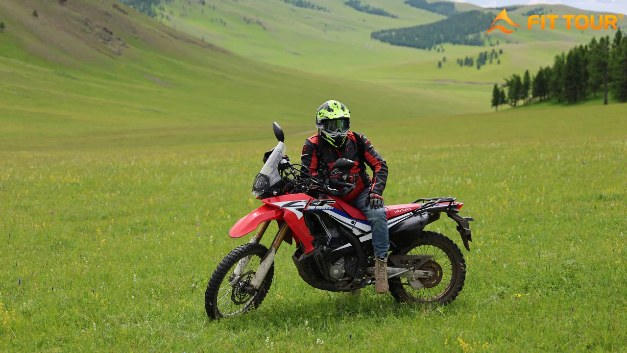 Chiến mã Honda CRF đỏ nổi bật giữa thảo nguyên xanh