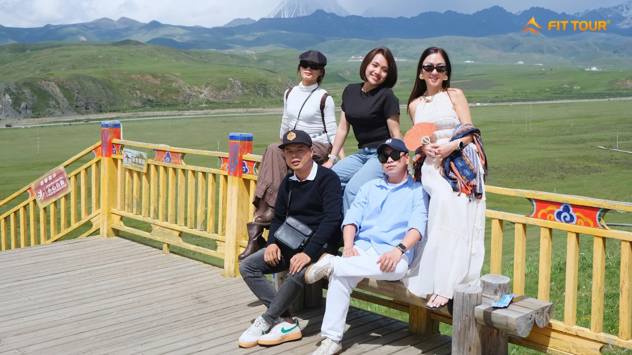 Hình ảnh khách hàng FIT Tour tại Đạo Thành Á Đinh