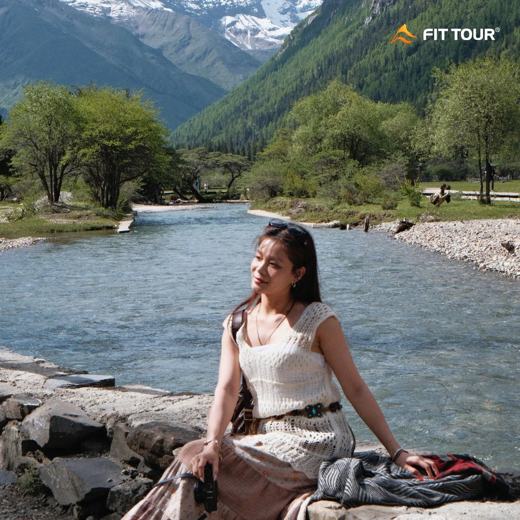Du khách thư giãn bên dòng suối tuyết tan Tứ Cô Nương
