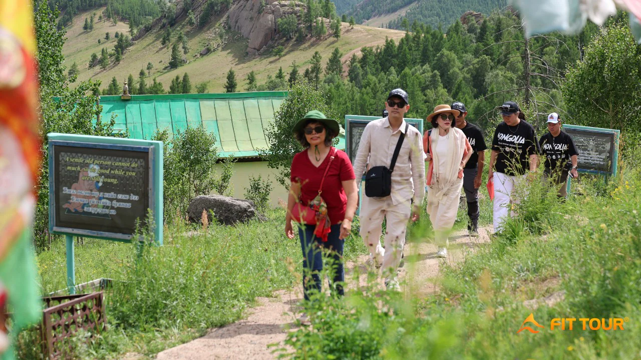 Du khách trekking băng qua lối mòn xanh mát để lên Tu viện Aryabal – một trong những tu viện nổi bật giữa công viên quốc gia Terelj, Mông Cổ. Cảnh sắc thiên nhiên nguyên sơ và không khí trong lành tạo nên trải nghiệm tâm linh đầy cảm hứng