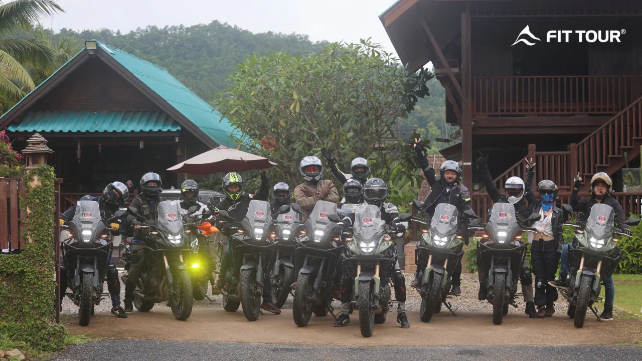 Đội biker xếp hàng trước homestay gỗ ở Chiang Mai, sẵn sàng khởi hành hành trình motor trip
