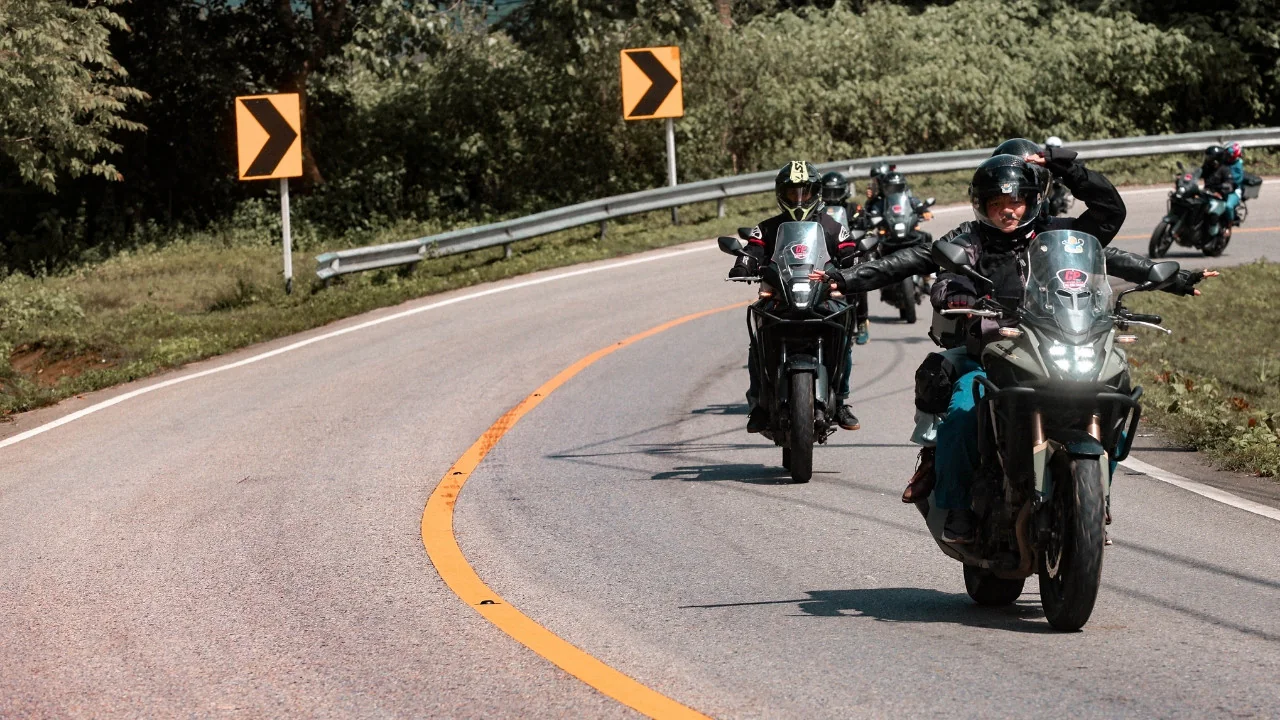 Riding Formation Là Gì? Vì Sao Đội Hình Quan Trọng Khi Đi Motor?