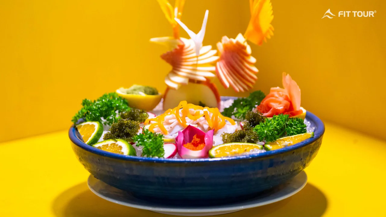 Gỏi hải sản tươi sống trang trí nghệ thuật tại Bùi Viện