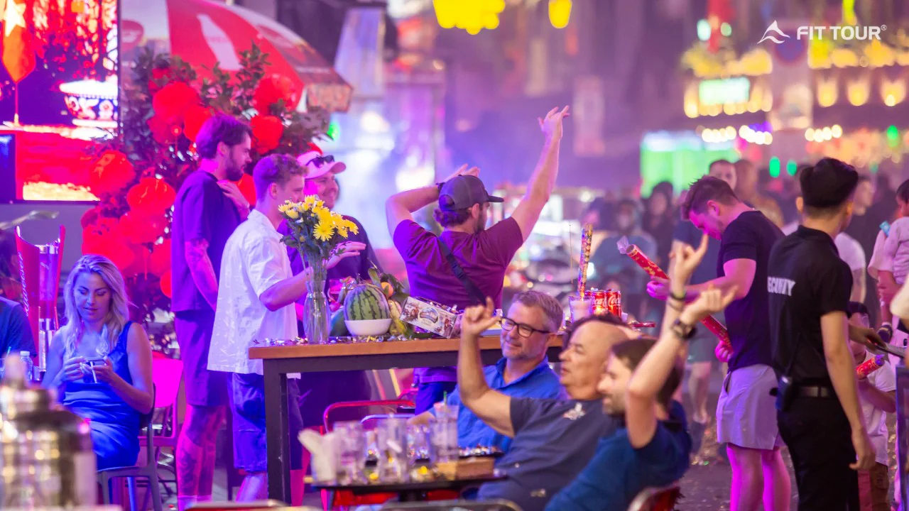 Du khách vui chơi và thưởng thức bia tại quán bar ngoài trời trên phố đi bộ Bùi Viện