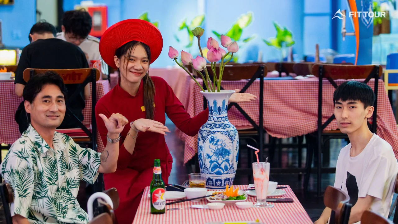 Du khách dùng bữa tối tại nhà hàng Bùi Viện trong không gian truyền thống ấm cúng