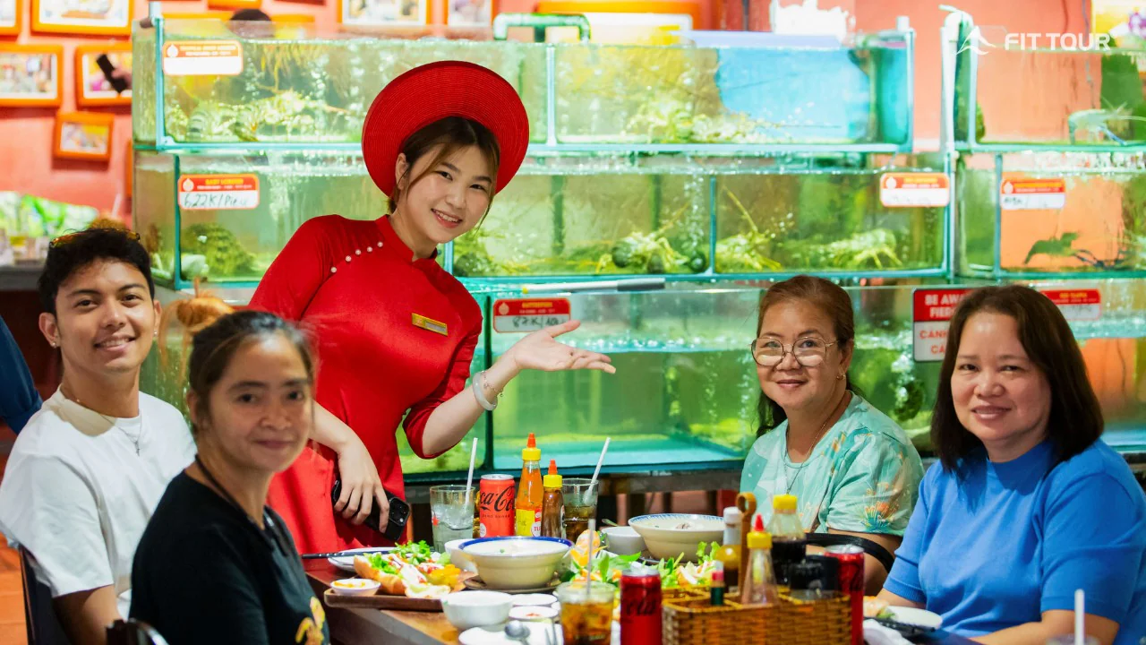 Du khách thưởng thức ẩm thực tại nhà hàng trên phố đi bộ Bùi Viện