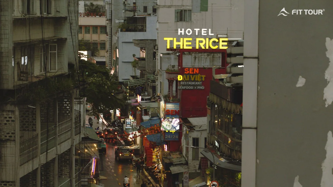 Toàn cảnh mặt tiền The Rice Hotel nhìn ra phố đi bộ Bùi Viện