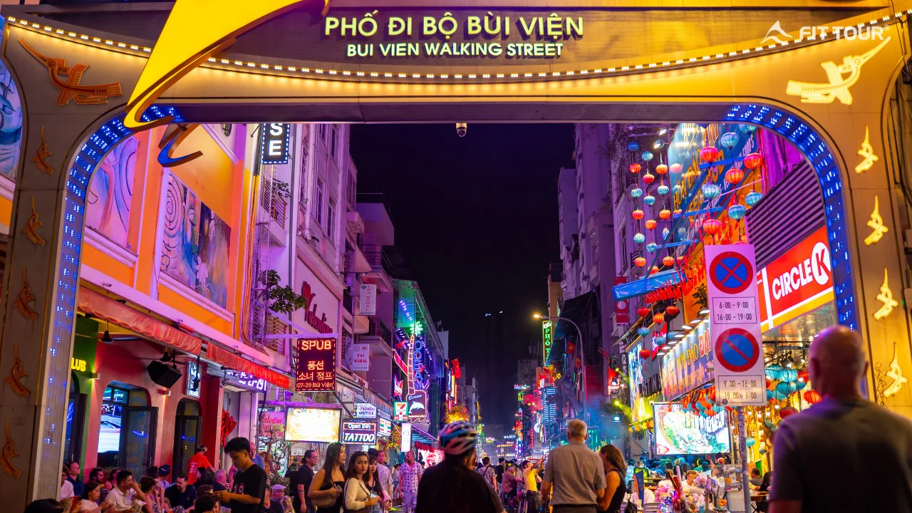Cổng chào phố đi bộ Bùi Viện rực rỡ ánh đèn, trung tâm giải trí về đêm sôi động của Sài Gòn