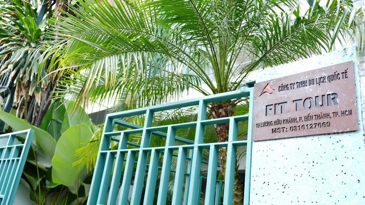 Biển hiệu và cổng chính văn phòng FIT TOUR tại 19 Lương Hữu Khánh, trung tâm Quận 1, TP. Hồ Chí Minh