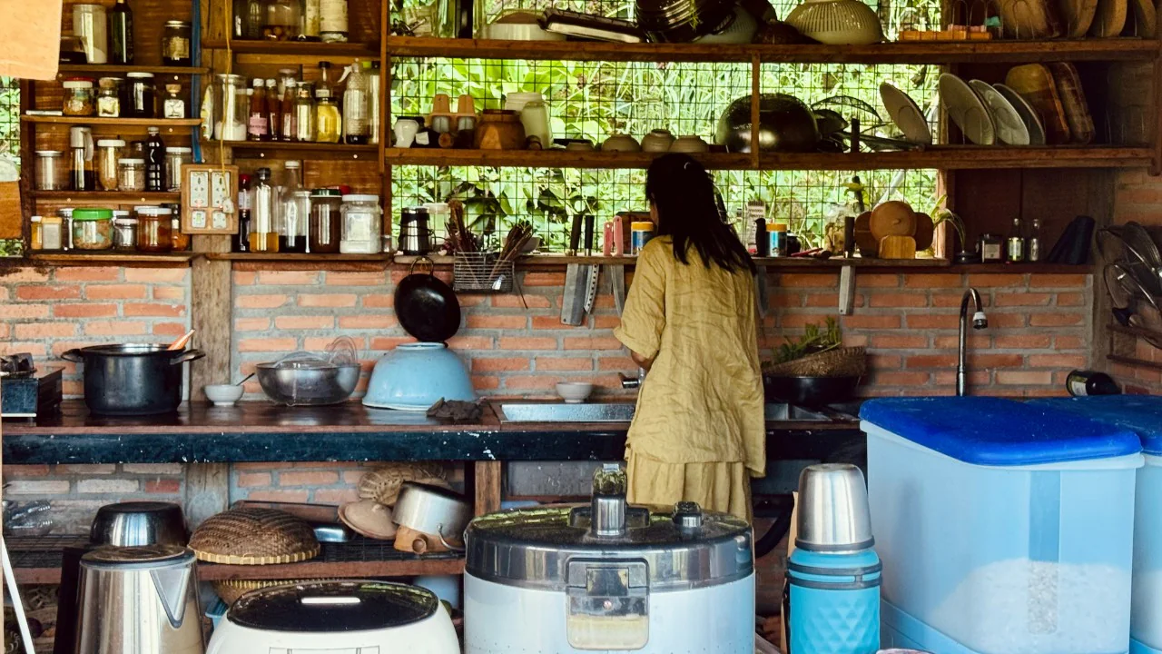 Hình ảnh chuẩn bị bữa ăn ấm cúng