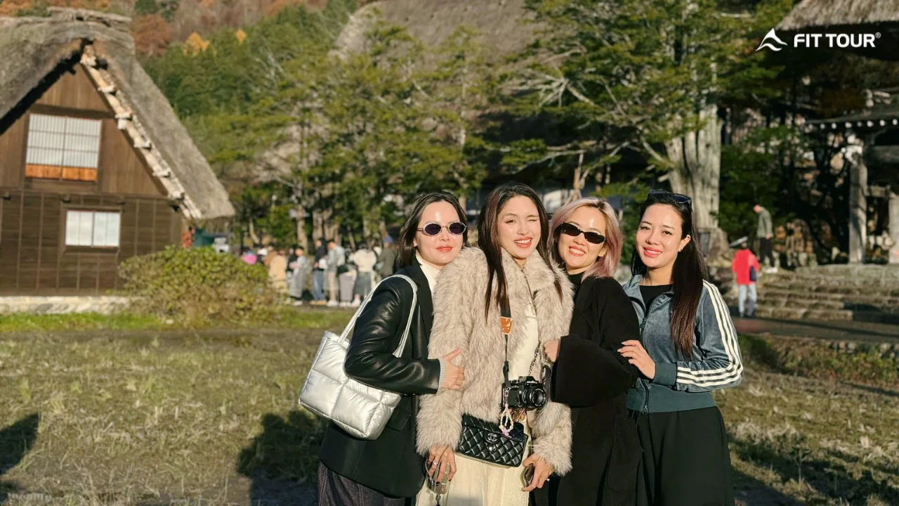 Nhóm bạn nữ tạo dáng “sang chảnh” và vui vẻ tại làng cổ Shirakawa-go mùa thu.