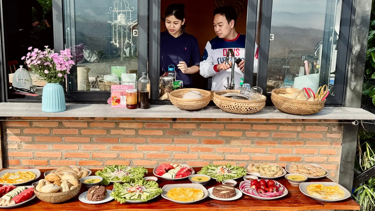Quầy buffet sáng tại nhà gỗ