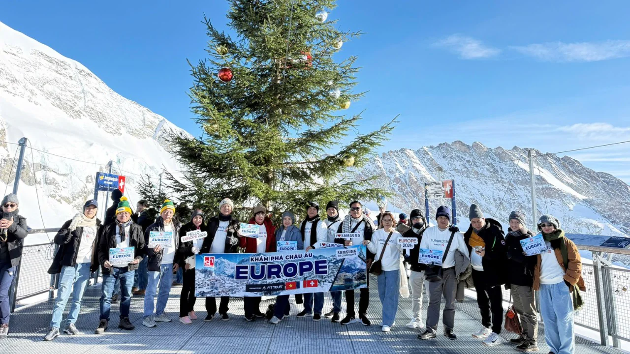 Đoàn đại lý Samsung Vietnam chụp ảnh lưu niệm với băng rôn “Khám phá Châu Âu – Europe” trên đỉnh núi tuyết tại Thụy Sỹ trong chuyến Incentive Tour do FIT Tour tổ chức
