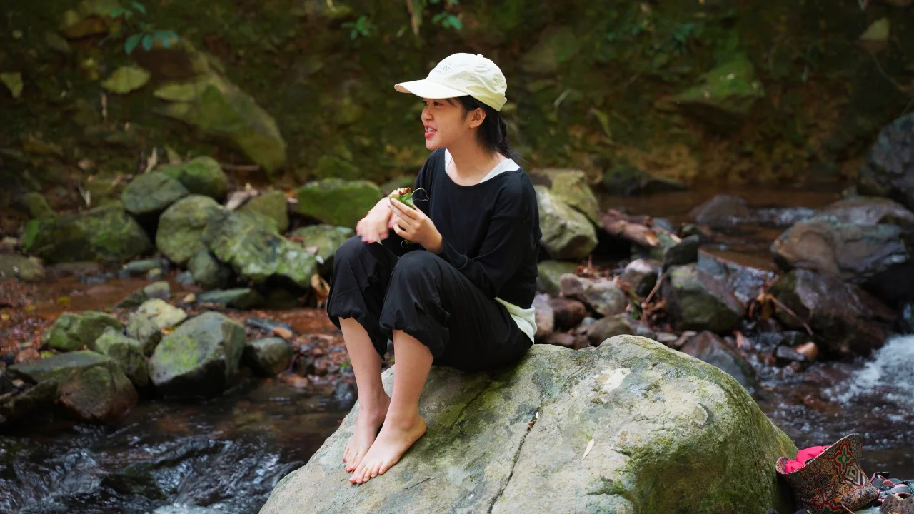 Ăn nhẹ bên bờ suối