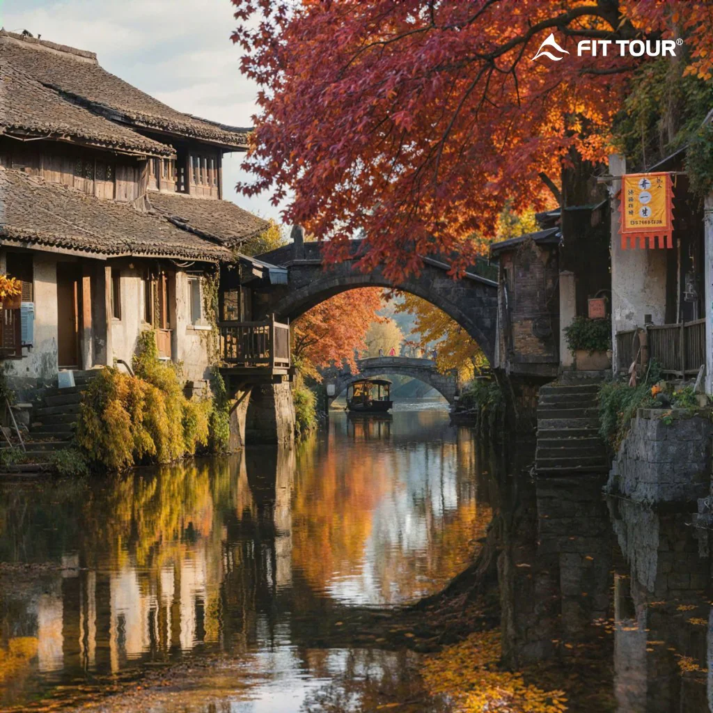 Thuyền gỗ trôi nhẹ trên dòng kênh mùa thu