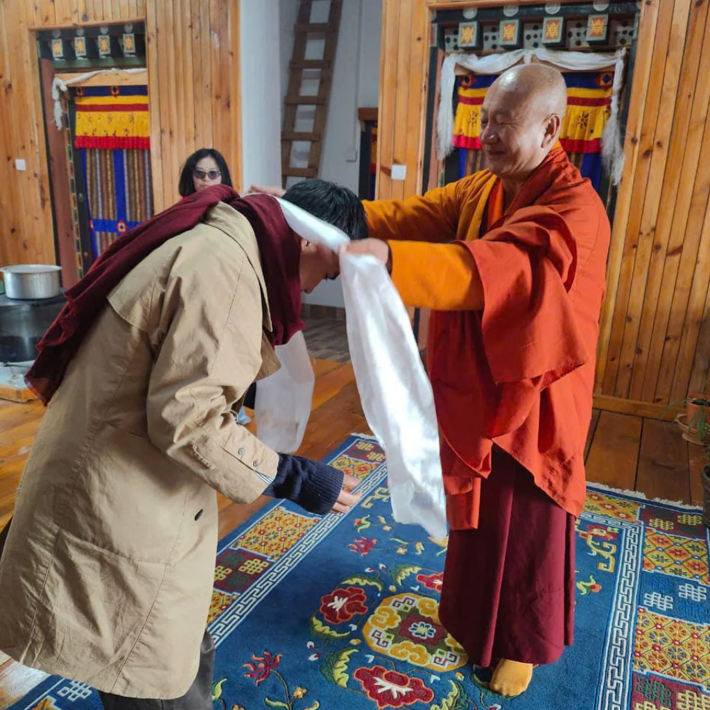 Khách hàng FIT Tour đảnh lễ cùng Đại Thuợng Sư Norbu Gyeltsen
