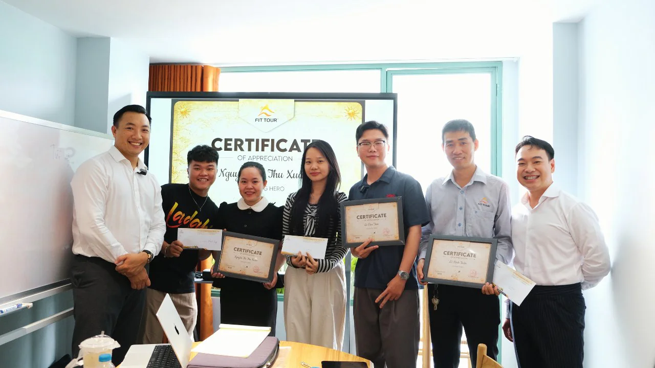 Tập thể nhân sự tiêu biểu của FIT Tour vui mừng nhận bằng khen ghi nhận những nỗ lực trong suốt một năm làm việc.