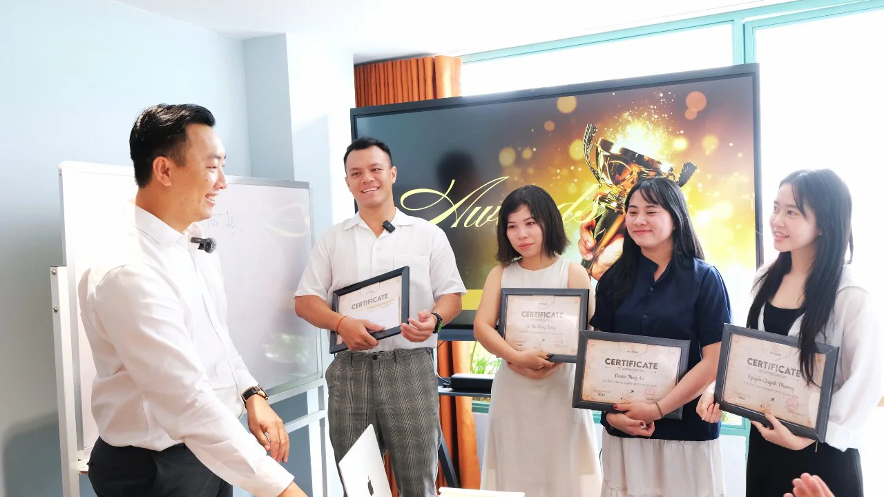 CEO FIT Tour trao thưởng và chúc mừng nhóm nhân viên sale có thành tích kinh doanh xuất sắc trong năm.