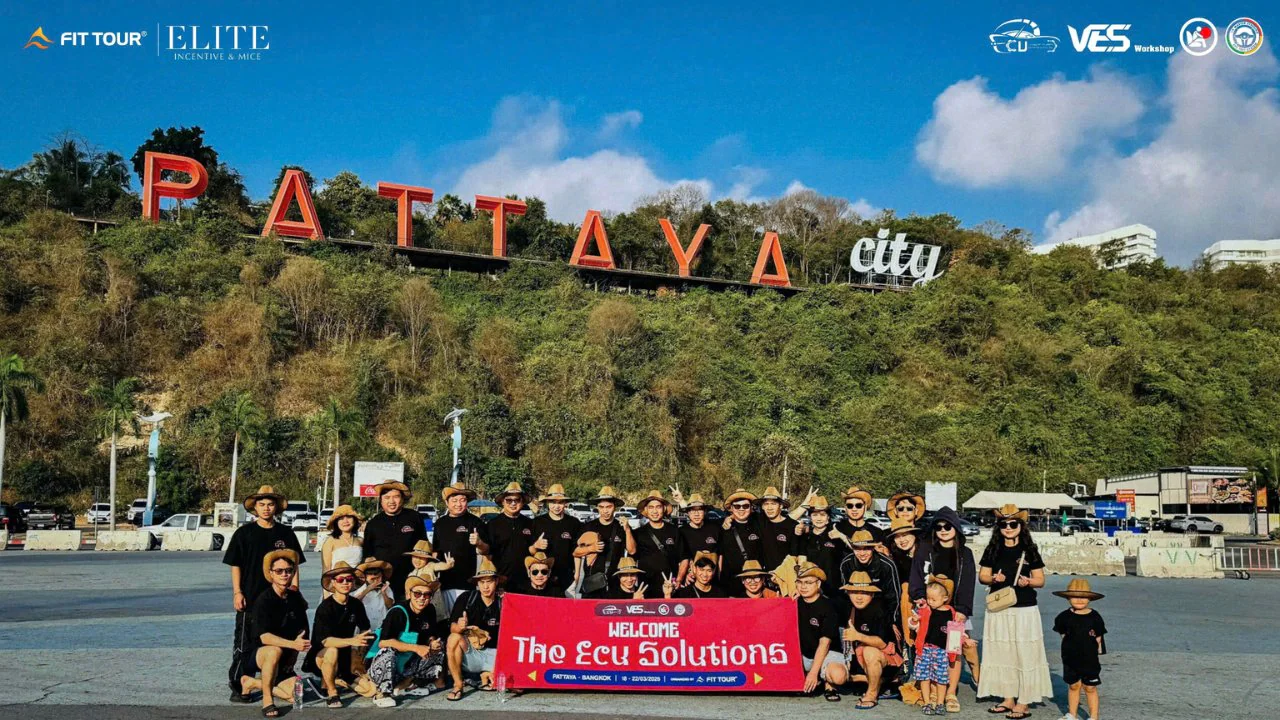 Đoàn The ECU Solutions chụp hình tại Pattaya City Viewpoint trong hành trình Thái Lan cùng FIT TOUR