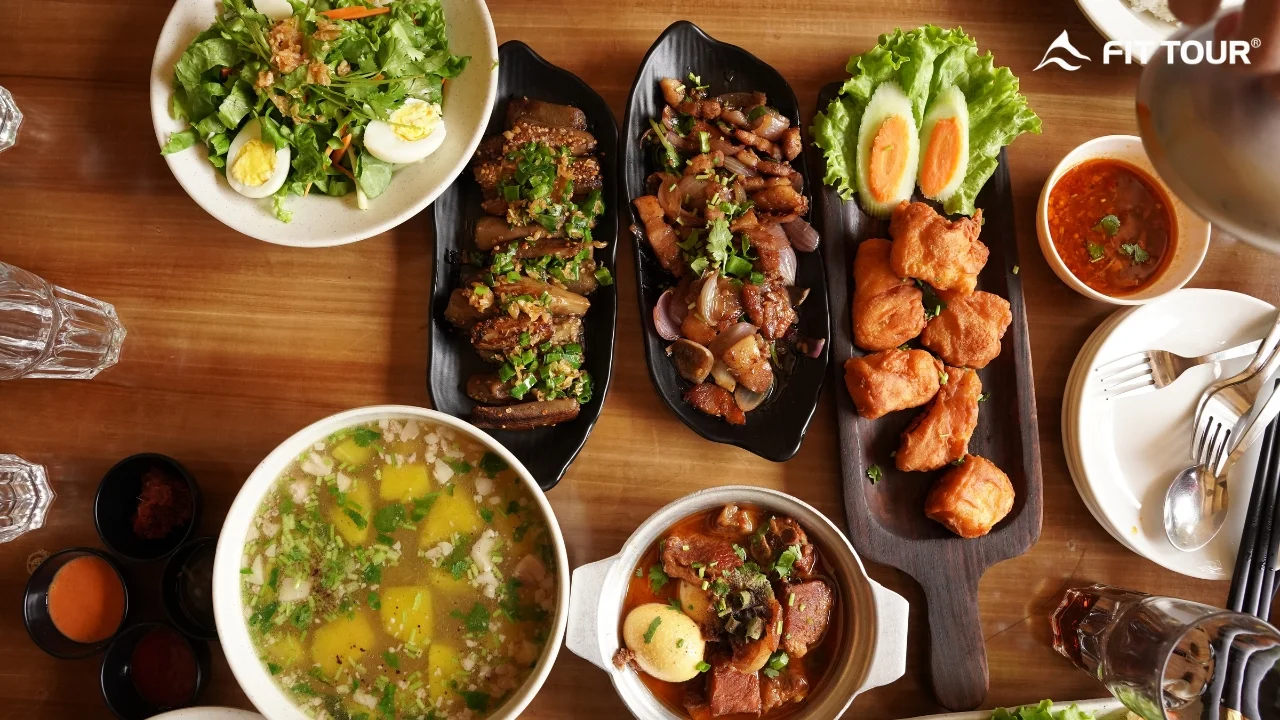 Các món ăn Việt Nam phục vụ du khách tại nhà hàng Saigon BBQ Hotpot ở Leh Ladakh