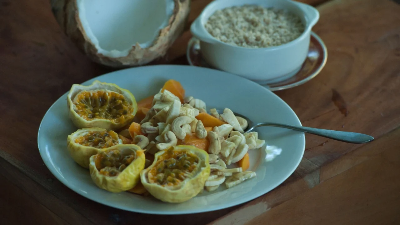 Mâm cơm truyền thống Rice and Curry phong phú của ẩm thực Sri Lanka