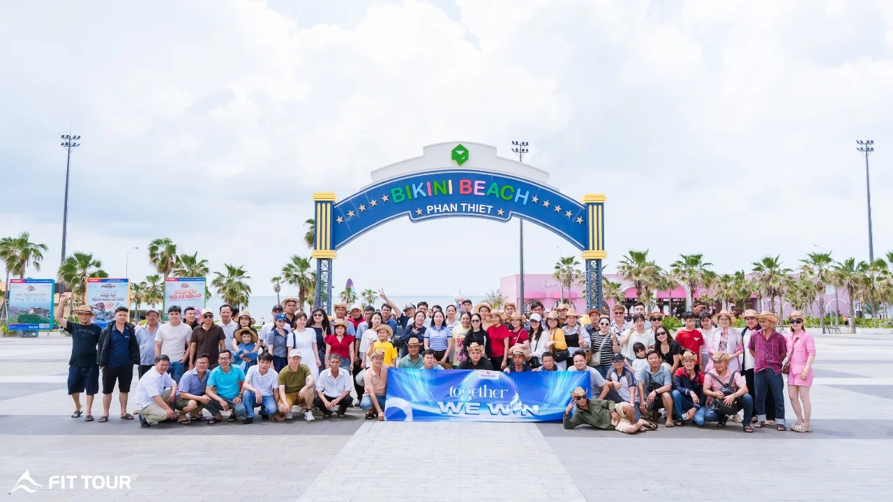 Ảnh chụp tập thể của đoàn tại quảng trường Bikini Beach