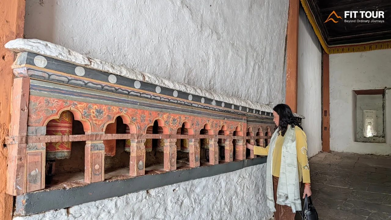 Dãy bánh xe cầu nguyện kinh luân bằng đồng tại pháo đài Trongsa Dzong Bhutan