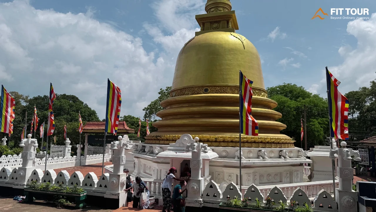 Bảo tháp mạ vàng trong khuôn viên Đền Vàng