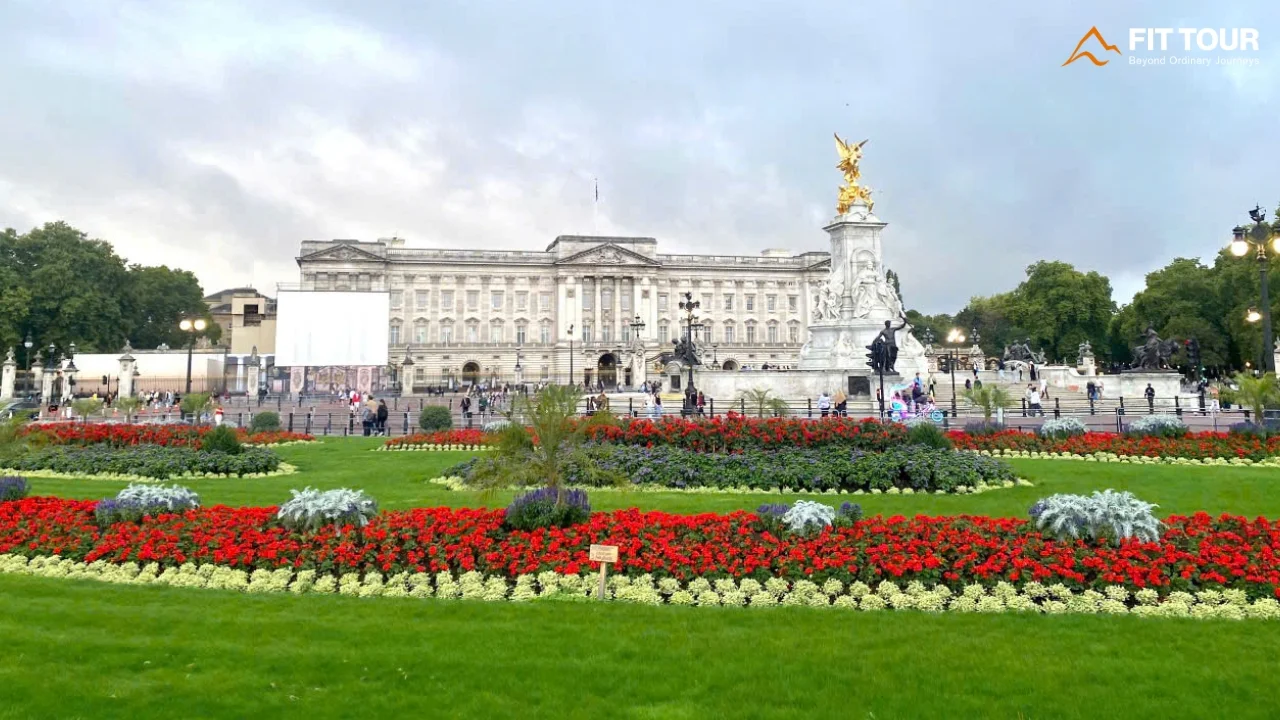 Đoàn tham quan Cung điện Hoàng gia Buckingham Palace tại London