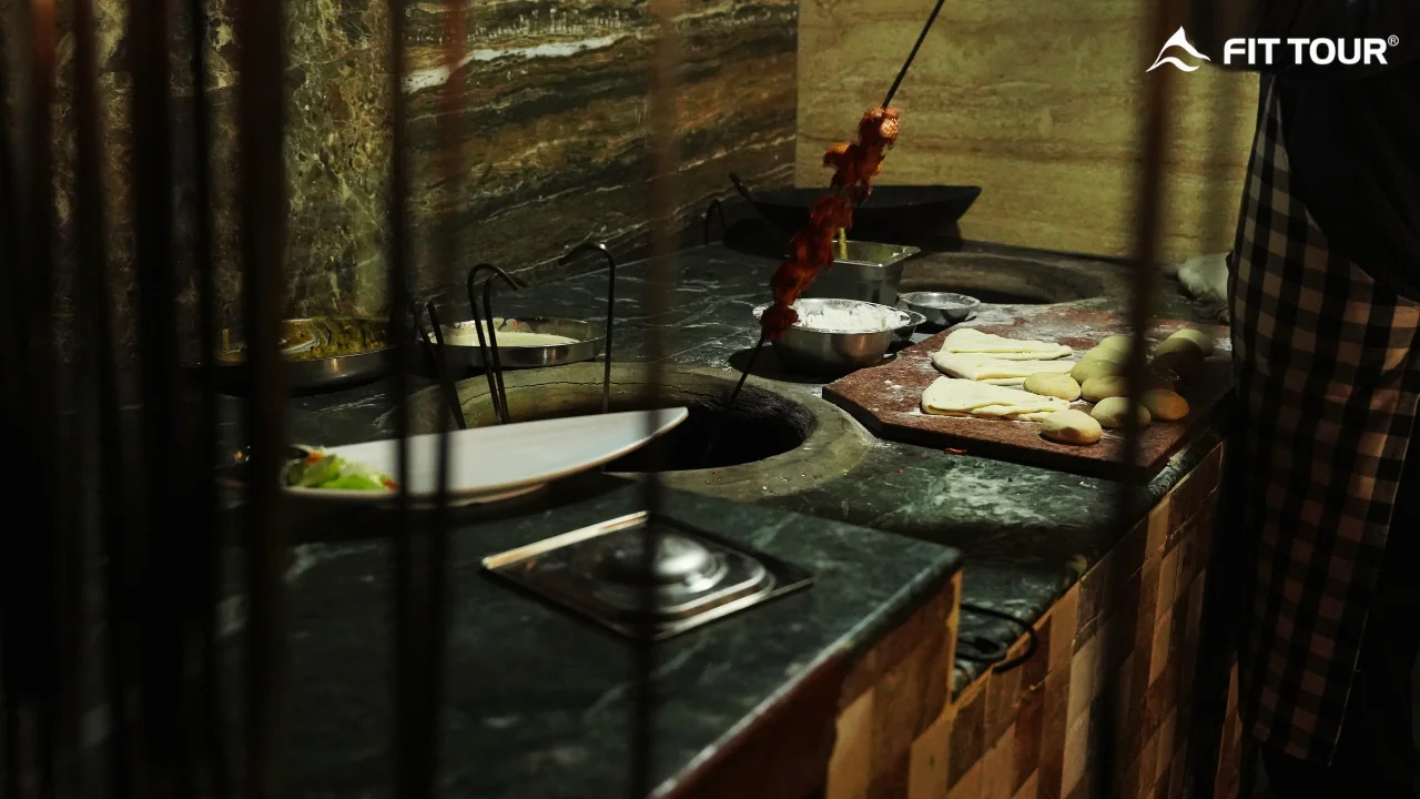 Bếp mở tại The Tibetan Kitchen ở Leh Ladakh với phong cách nấu ăn Tây Tạng