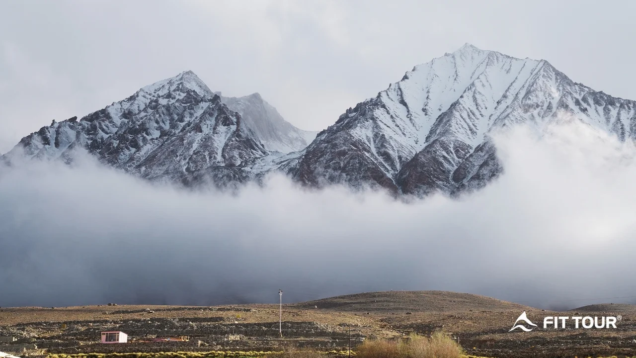Biển mây cuộn tràn dưới chân dãy Himalaya hùng vĩ.