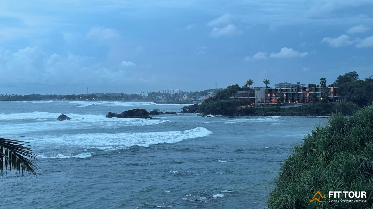 Bờ biển và dải tường thành đá san hô cổ kính tại pháo đài Galle