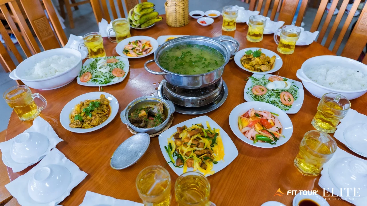 Bữa ăn tập thể gắn kết