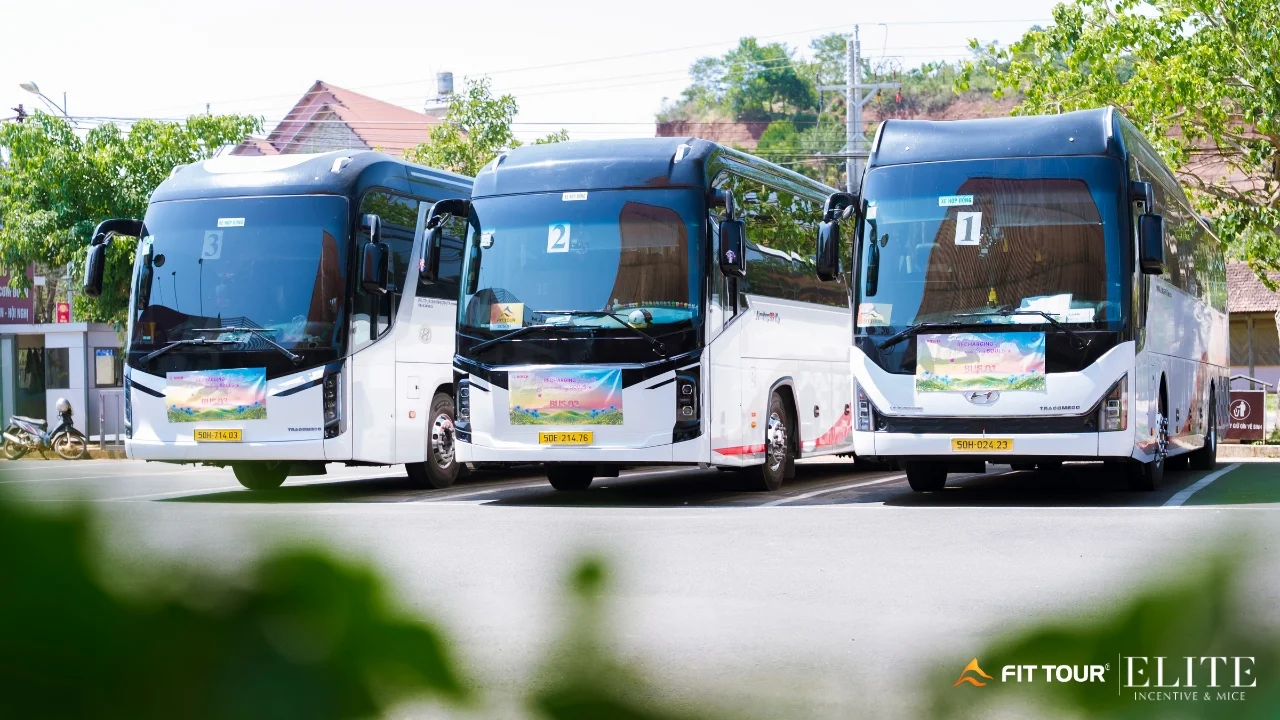 Xe di chuyển đoàn khách