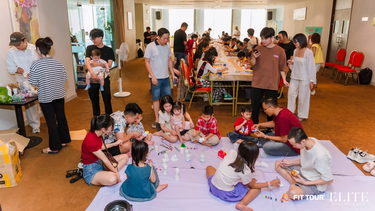 Gia đình cùng tham gia Workshop vẽ tranh