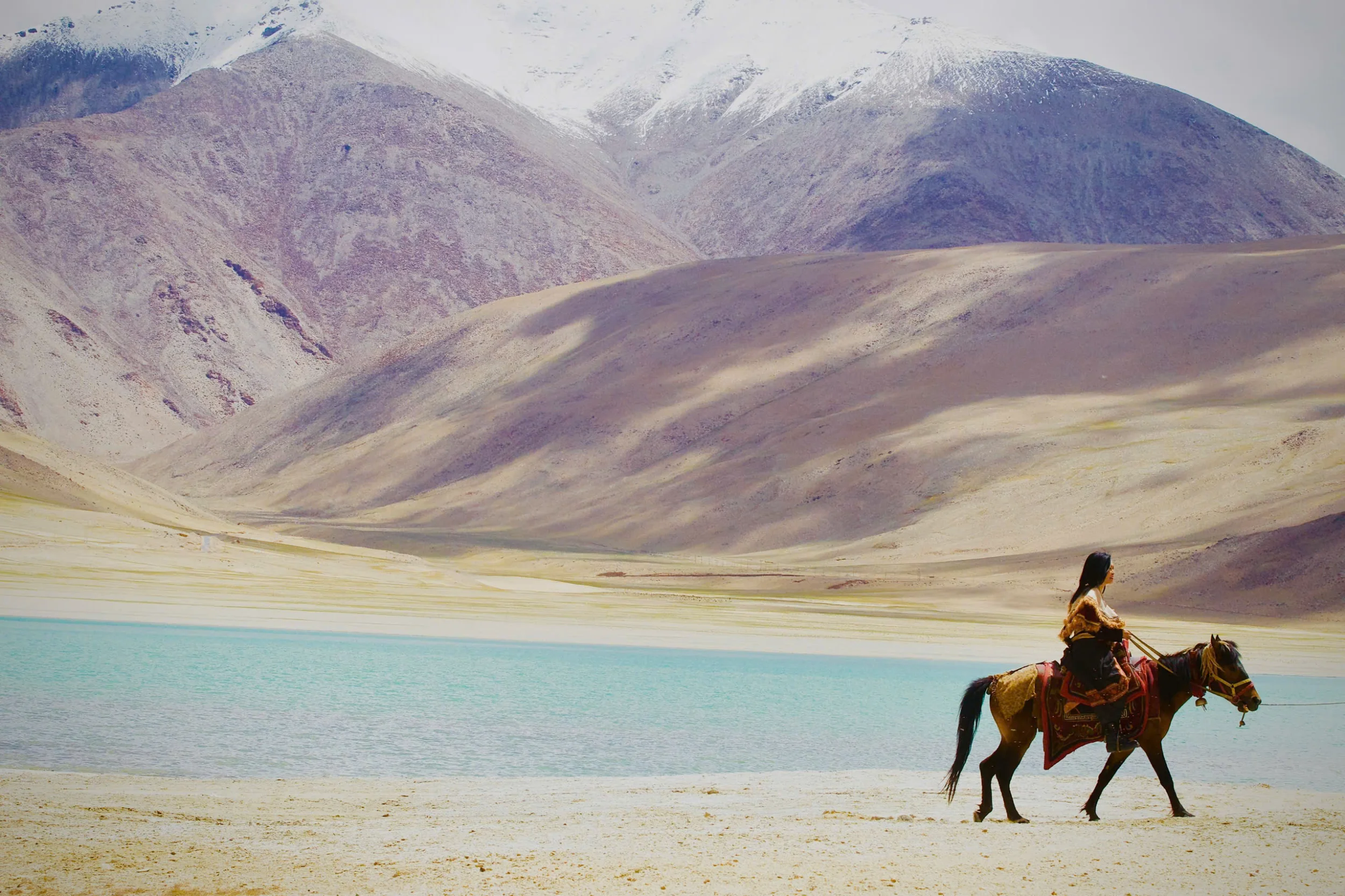 Ca sĩ Phương Thanh cưỡi ngựa bên hồ nước xanh ngọc tại Ladakh